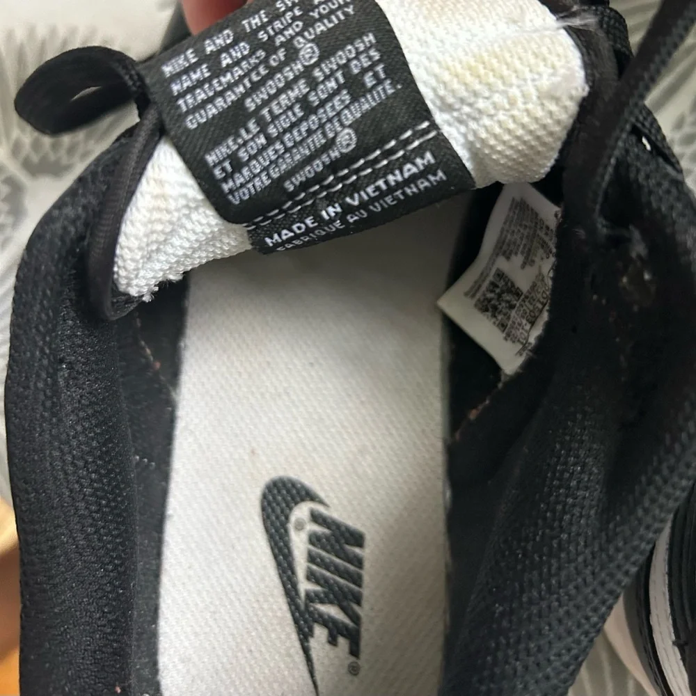 Nike Womens Black and White Sneakers - Picture 7 of 9